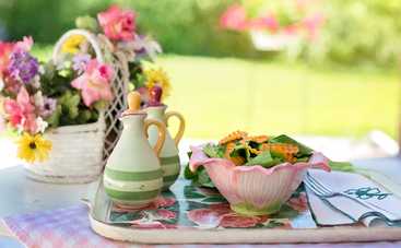 Салат с крабовыми палочками, рисом и овощами «Валенсия» (рецепт)