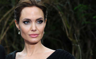 Экстремально худая Анджелина Джоли прогулялась по Лос-Анджелесу без белья