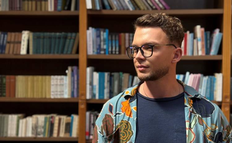 Сергій Лазановський став бібліотекарем, що танцює у новому кліпі «Не плач красива»