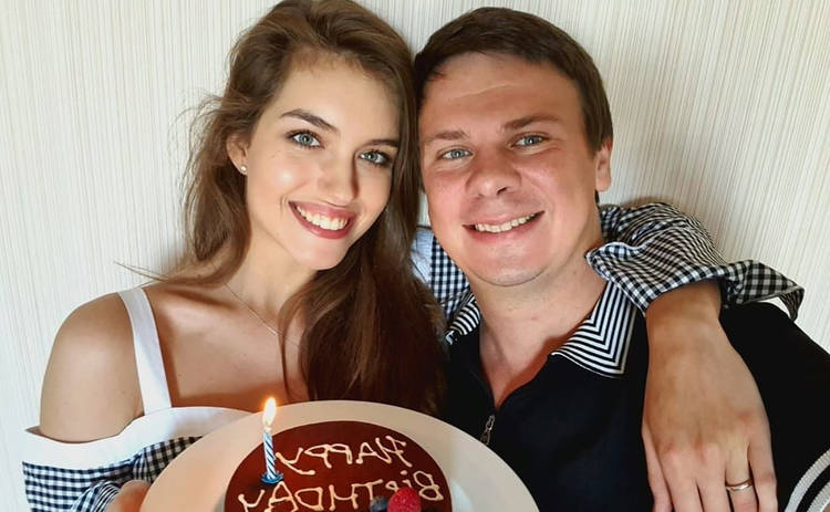 Жена Дмитрия Комарова призналась, сменила ли она фамилию после свадьбы