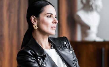 Маша Ефросинина оголила длинные ноги, позируя в одном лишь пиджаку