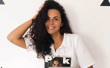 «Роковая женщина»: Настя Каменских засветила пышную грудь в откровенном платье