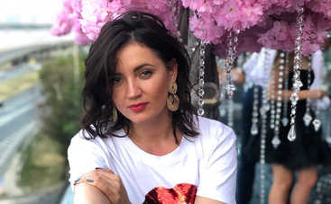 Мокрая и без белья: Оля Цибульская облила грудь Дженнифер Лопес