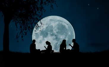 Названы знаки Зодиака, которые встретят свою любовь в августе