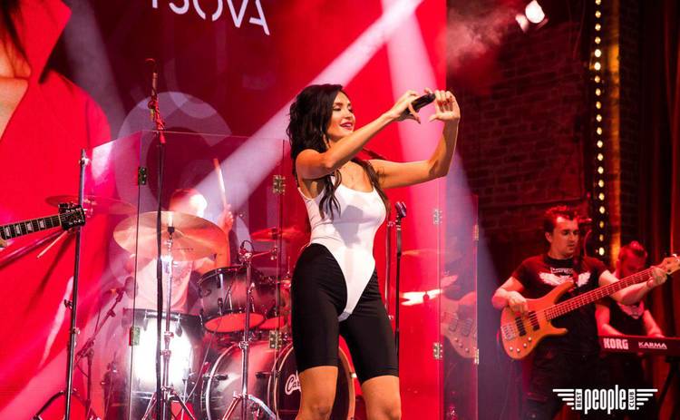 Певица KUPTSOVA презентовала свой дебютный альбом громким концертом на свой день рождения