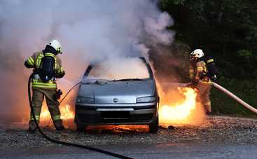 Женщина сожгла автомобиль, откачивая бензин из бака пылесосом