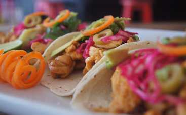 Мексиканская кухня: кесадилья с курицей и чеддером (рецепт)