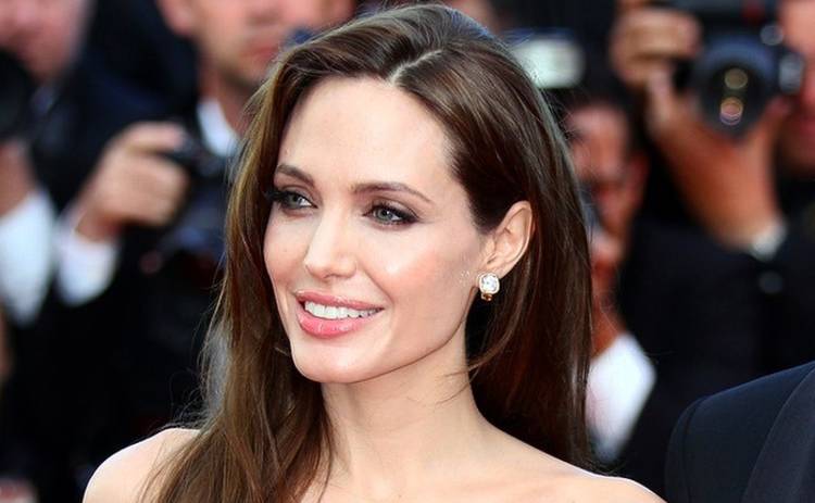 Фанаты высмеяли Анджелину Джоли за накладную грудь