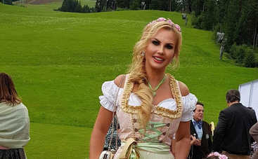 Практически топлес: певица Камалия снялась в откровенной фотосессии