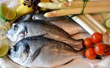Идеальный вариант для ужина! Рыба, запечённая с помидорами, моцареллой и базиликом (рецепт)