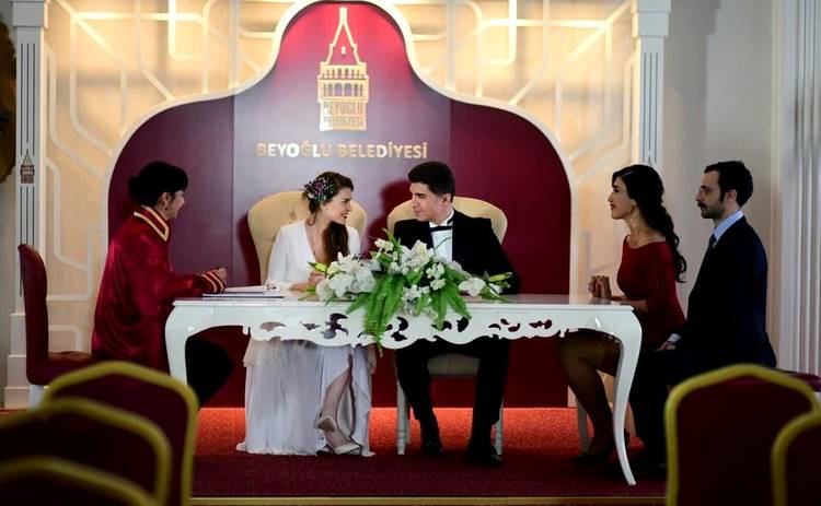 Невеста из Стамбула: смотреть 247 серию онлайн (эфир от 16.12.2019)