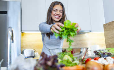 Праздничный салат с рисом и крабовыми палочками (рецепт)