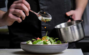 Освежающий овощной салат с сыром (рецепт)