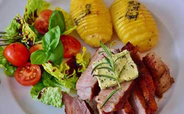 Сытный картофельный салат со сметаной и беконом (рецепт)