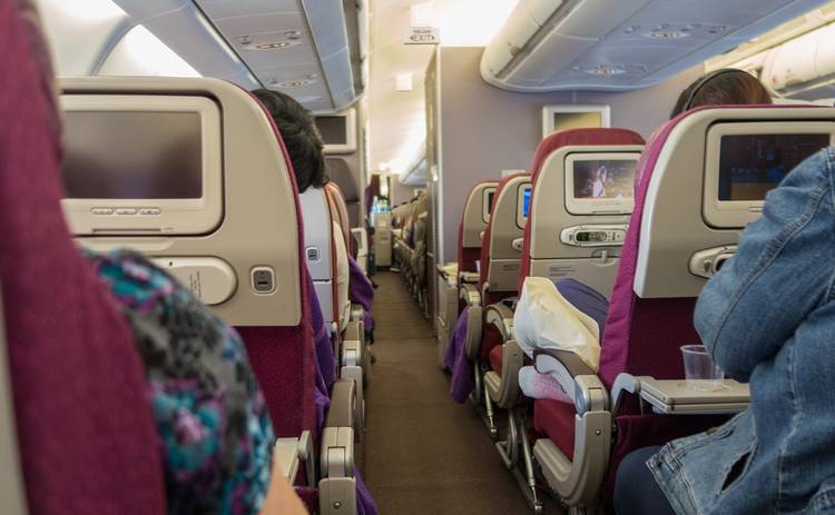 Как правильно откидывать спинку кресла в самолете?