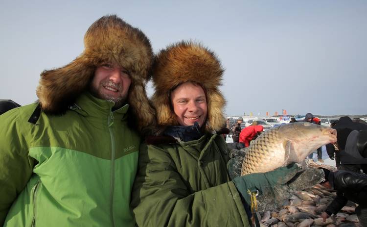 Мир наизнанку-11: как Дмитрий Комаров купит рыбу своей мечты и будет выбираться из ледяного плена