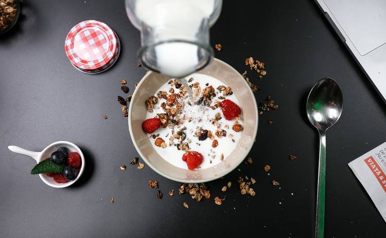 Творожный завтрак с йогуртом за 10 минут (рецепт)