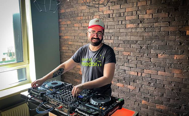DJ Саня Дымов каждый день устраивает онлайн-вечеринки из дома
