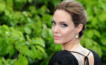 Анджелине Джоли – 45! Красотка Голливуда, скандалистка, разлучница, меценат