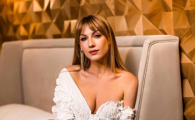 Леся Никитюк в мини-платье свалилась со ступенек: мог быть пикантный кадр