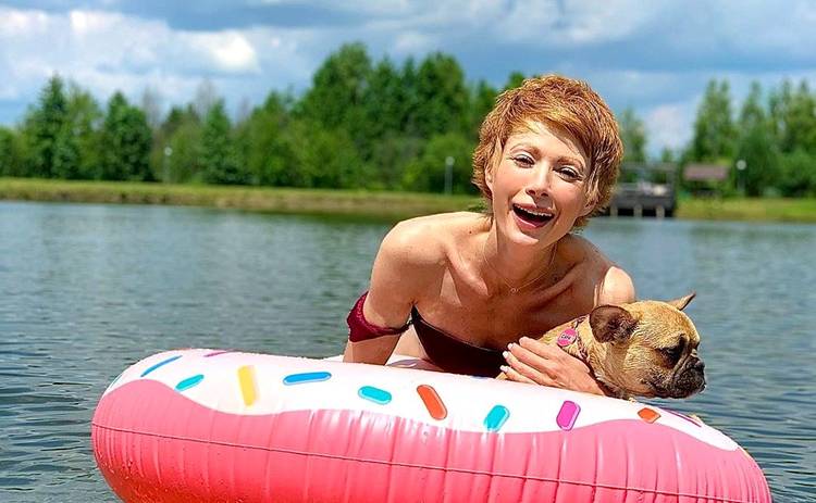 Елена-Кристина Лебедь в купальнике проходила кастинг в поп-группу влиятельного продюсера