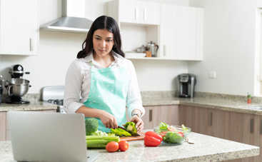 Взрыв яркости: летний слоеный салат с курицей и оливками рецепт