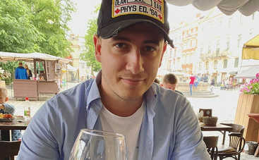 Фанатка или коллега по сцене: Популярный украинский певец выбыл из рядов холостяков