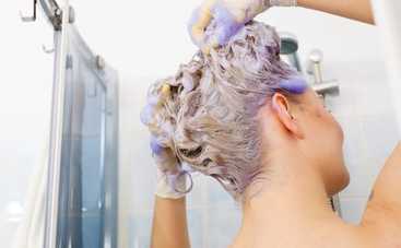 Колористы рассказали, почему блондинкам стоит использовать фиолетовый шампунь