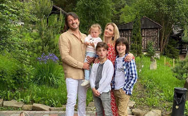 Семейная идиллия: Сергей Притула с женой и дочерью отправился на отдых