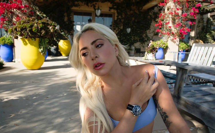 Леди Гага удивила публику новой прической: под цвет маникюра