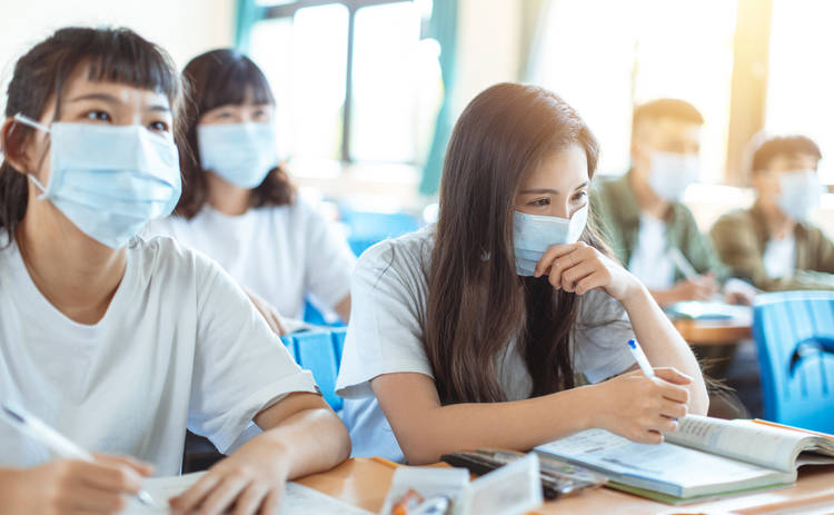 В Британии школьникам запретили шутить про коронавирус: могут даже отчислить