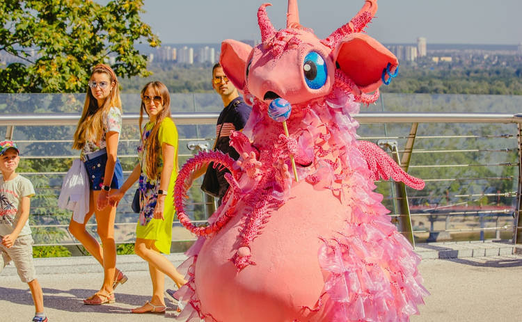 Шоу Маскарад: фантастическая Дракоша появилась на улицах Киева