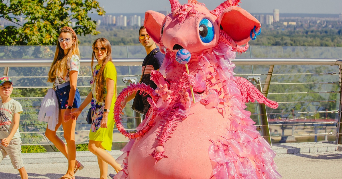 Shou Maskarad Fantasticheskaya Drakosha Poyavilas Na Ulicah Kieva Tv Ua