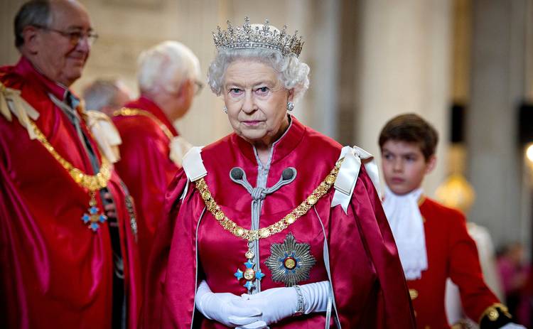 Королева Елизавета II забрала у Харви Вайнштейна орден Британской империи