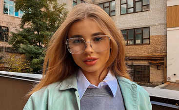 22-летняя звезда "Школы" Елизавета Василенко засветила соски в пикантном наряде