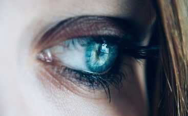 Что делать, если дергается глаз: опасно ли это, как устранить дискомфорт