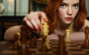 Ход королевы: 5 причин посмотреть хитовый сериал Netflix о шахматах