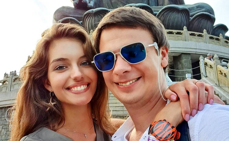 Дмитрий Комаров сделал паузу в экспедиции, чтобы встретить Новый год с любимой женой