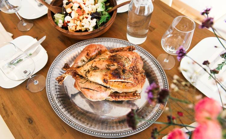 Фаршированная курица, запеченная в духовке целиком: хитрости и тонкости приготовления блюда