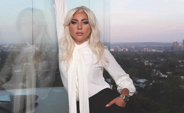 Леди Гага взбудоражила сеть видео, на котором она позирует топлес и без макияжа