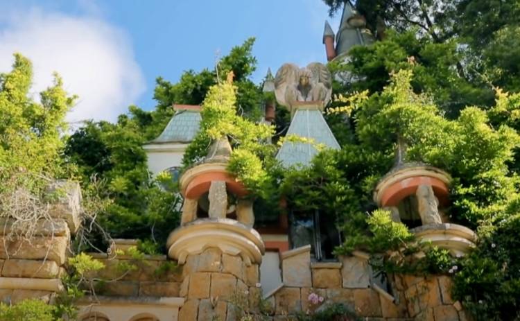 Орел и Решка. Чудеса света: ведущий тревел-шоу нашел диснеевский замок Золушки в Португалии