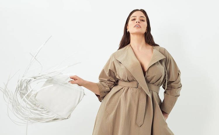 Беременная plus-size модель Эшли Грэм полностью обнажилась посреди поля