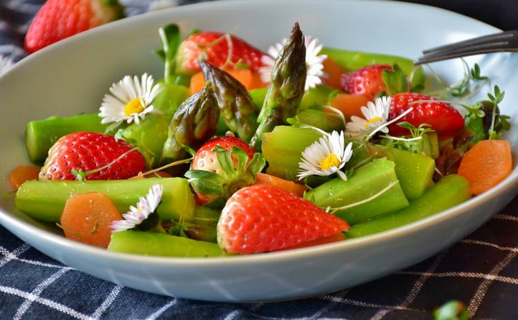 Cалат с клубникой, овощами и зеленью от Адского Шефа Алекса Якутова – простой рецепт