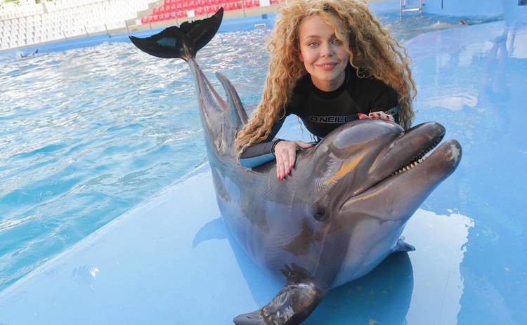 Алина Гросу с Романом Полянским покорили сеть романтическими фото с дельфинария