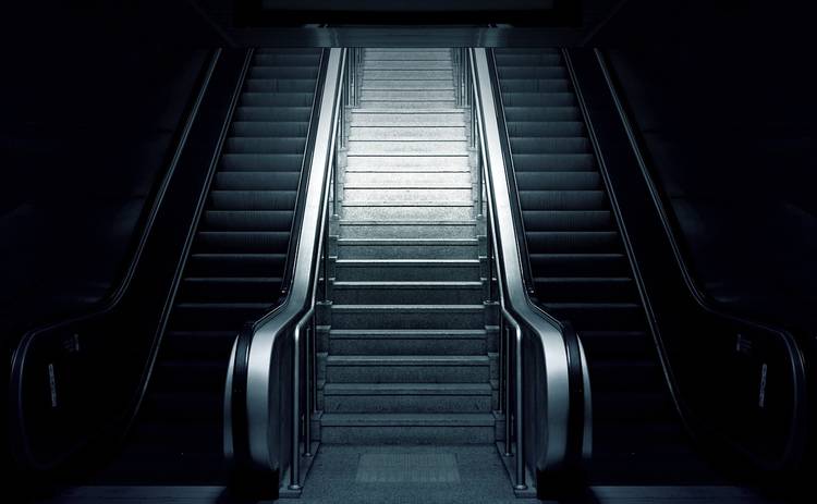 Почему опасно подниматься по лестнице бегом