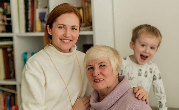 День матері 2022: зірки поділились теплими спогадами про своїх мам та фото з ними