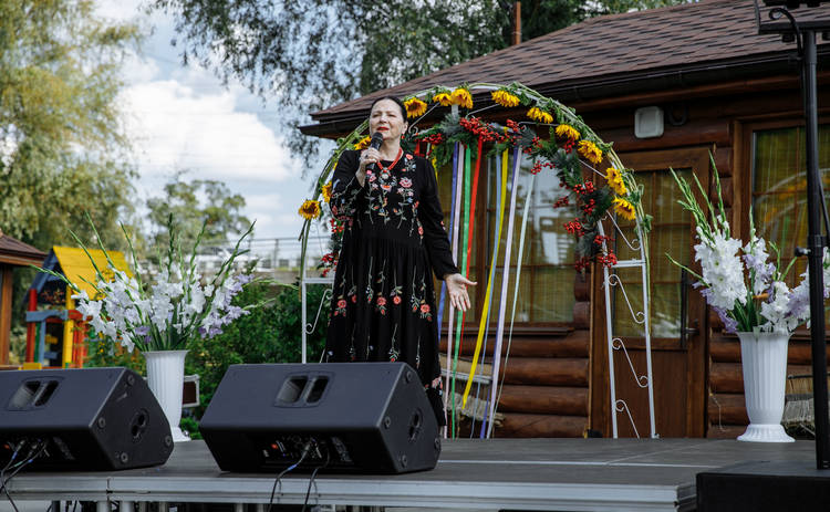 Українські артисти заспівали для жінок-військовослужбовців – відео