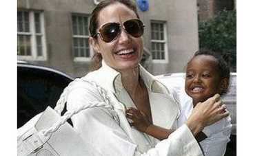 Джоли и Питт усыновят еще одного ребенка