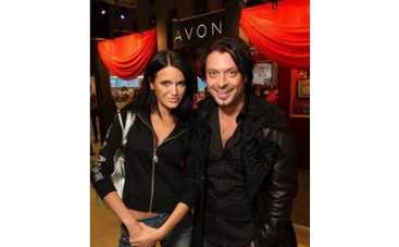 Телеведущий с невестой обменялись татуировками