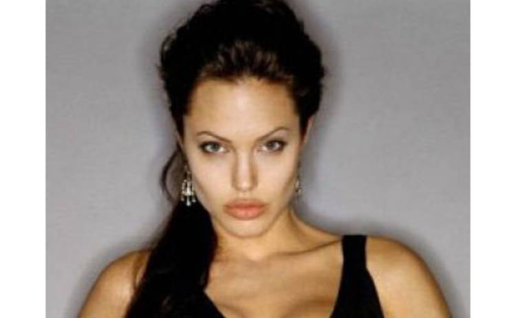 Анджелина Джоли уверена, что у нее ожирение